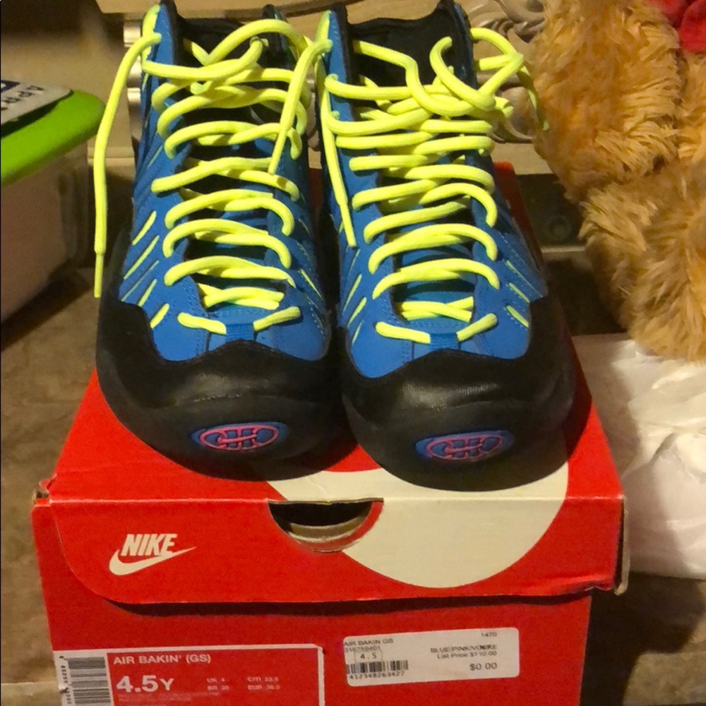 Nike tennis shoes